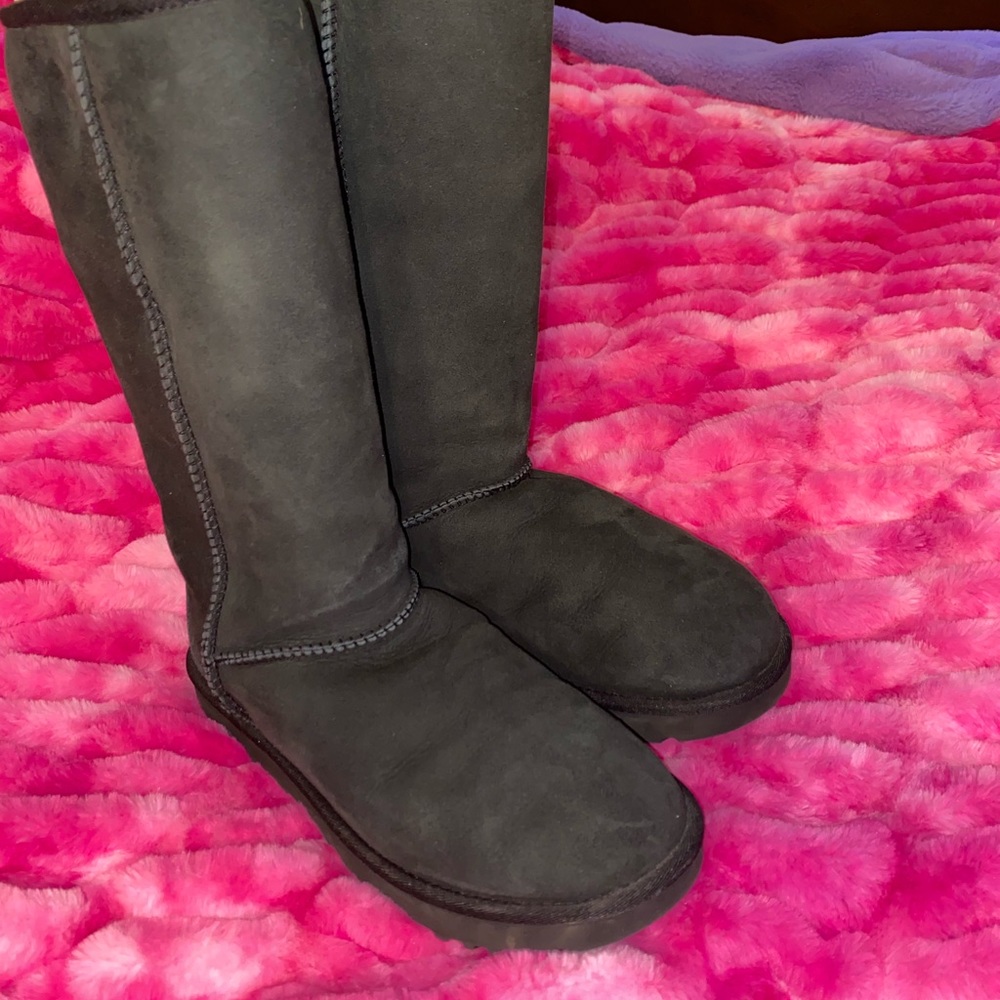 Classic II Tall Black Uggs